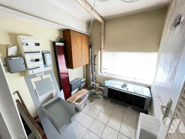 A vendre - Manosque (04) - Alpes de Haute Provence: Local commercial et bureaux d'env 156 m² of...