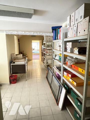 A vendre - Manosque (04) - Alpes de Haute Provence: Local commercial et bureaux d'env 156 m² of...