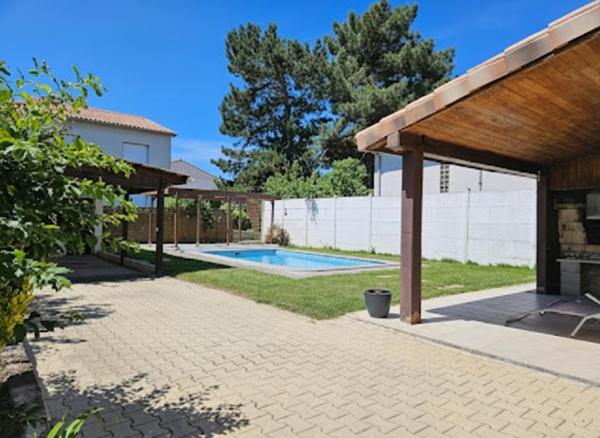 AGEN Sud proche hyper Centre, maison en PIERRE rénovée 100m² + Dépendance 22m², PISCINE au sel & Abri voiture