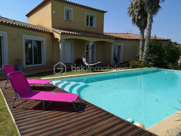 Narbonne - Quartier recherché Haut de Crabit - Élégante villa familiale de 9 pièces avec vaste terrain paysagé et piscine à débordement
Dans un environnement résidentiel prisé, à proximité immédiate du sentier de la Narbonnaise et à quelques minutes du centre-ville, découvrez cette superbe villa R+1 de 202 m² habitables, alliant confort, volumes généreux et prestations de qualité. Au rez-de-chaussée, un vaste espace de vie lumineux de plus de 60 m² accueille un salon-séjour avec cuisine ouverte aménagée et équipée, idéal pour recevoir. Trois chambres, un bureau, une salle de bain avec baignoire balnéo, un dressing et une buanderie complètent ce niveau.  À l’étage, une grande mezzanine ouvre sur une chambre supplémentaire de belle taille et une salle d’eau, offrant un espace parfait pour les invités ou un coin détente. En sous-sol, un garage de 63 m² communiquant permet le stationnement de plusieurs véhicules et un espace de rangement confortable. À l’extérieur, le terrain clos et paysagé de 2 556 m² abrite une superbe piscine à débordement au sel, deux terrasses dont une sous pergola, un coin potager clos, et de nombreux espaces arborés invitant à la détente.  La propriété bénéficie de deux entrées distinctes avec une capacité minimum de trois stationnements extérieurs.  Coté technique, chauffage/rafraîchissement au sol pour un confort optimal.  ( nourrice et pompe échangée en 2023 ) Assainissement individuel conforme, contribuant à une gestion économique de l’eau. Vide sanitaire sous toute l'habitation trappes de visites des combles aux deux niveaux. Fermeture volets électriques centralisée.  Une villa élégante, lumineuse et fonctionnelle, idéale pour une famille en quête d’espace et de sérénité, ou pour les amateurs de nature et de confort à proximité de toutes commodités. Un bien rare sur le secteur, à découvrir sans tarder.  Contactez-nous pour organiser une visite privée sur rendez vous uniquement.