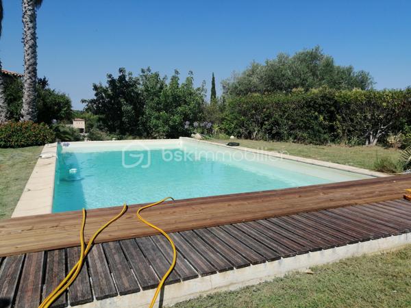 Narbonne - Quartier recherché Haut de Crabit - Élégante villa familiale de 9 pièces avec vaste terrain paysagé et piscine à débordement
Dans un environnement résidentiel prisé, à proximité immédiate du sentier de la Narbonnaise et à quelques minutes du centre-ville, découvrez cette superbe villa R+1 de 202 m² habitables, alliant confort, volumes généreux et prestations de qualité. Au rez-de-chaussée, un vaste espace de vie lumineux de plus de 60 m² accueille un salon-séjour avec cuisine ouverte aménagée et équipée, idéal pour recevoir. Trois chambres, un bureau, une salle de bain avec baignoire balnéo, un dressing et une buanderie complètent ce niveau.  À l’étage, une grande mezzanine ouvre sur une chambre supplémentaire de belle taille et une salle d’eau, offrant un espace parfait pour les invités ou un coin détente. En sous-sol, un garage de 63 m² communiquant permet le stationnement de plusieurs véhicules et un espace de rangement confortable. À l’extérieur, le terrain clos et paysagé de 2 556 m² abrite une superbe piscine à débordement au sel, deux terrasses dont une sous pergola, un coin potager clos, et de nombreux espaces arborés invitant à la détente.  La propriété bénéficie de deux entrées distinctes avec une capacité minimum de trois stationnements extérieurs.  Coté technique, chauffage/rafraîchissement au sol pour un confort optimal.  ( nourrice et pompe échangée en 2023 ) Assainissement individuel conforme, contribuant à une gestion économique de l’eau. Vide sanitaire sous toute l'habitation trappes de visites des combles aux deux niveaux. Fermeture volets électriques centralisée.  Une villa élégante, lumineuse et fonctionnelle, idéale pour une famille en quête d’espace et de sérénité, ou pour les amateurs de nature et de confort à proximité de toutes commodités. Un bien rare sur le secteur, à découvrir sans tarder.  Contactez-nous pour organiser une visite privée sur rendez vous uniquement.