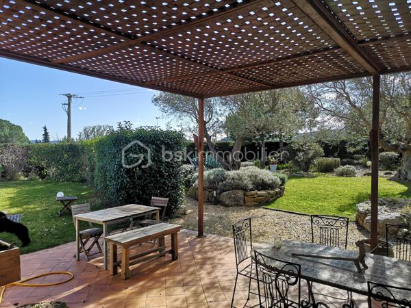 Narbonne - Quartier recherché Haut de Crabit - Élégante villa familiale de 9 pièces avec vaste terrain paysagé et piscine à débordement
Dans un environnement résidentiel prisé, à proximité immédiate du sentier de la Narbonnaise et à quelques minutes du centre-ville, découvrez cette superbe villa R+1 de 202 m² habitables, alliant confort, volumes généreux et prestations de qualité. Au rez-de-chaussée, un vaste espace de vie lumineux de plus de 60 m² accueille un salon-séjour avec cuisine ouverte aménagée et équipée, idéal pour recevoir. Trois chambres, un bureau, une salle de bain avec baignoire balnéo, un dressing et une buanderie complètent ce niveau.  À l’étage, une grande mezzanine ouvre sur une chambre supplémentaire de belle taille et une salle d’eau, offrant un espace parfait pour les invités ou un coin détente. En sous-sol, un garage de 63 m² communiquant permet le stationnement de plusieurs véhicules et un espace de rangement confortable. À l’extérieur, le terrain clos et paysagé de 2 556 m² abrite une superbe piscine à débordement au sel, deux terrasses dont une sous pergola, un coin potager clos, et de nombreux espaces arborés invitant à la détente.  La propriété bénéficie de deux entrées distinctes avec une capacité minimum de trois stationnements extérieurs.  Coté technique, chauffage/rafraîchissement au sol pour un confort optimal.  ( nourrice et pompe échangée en 2023 ) Assainissement individuel conforme, contribuant à une gestion économique de l’eau. Vide sanitaire sous toute l'habitation trappes de visites des combles aux deux niveaux. Fermeture volets électriques centralisée.  Une villa élégante, lumineuse et fonctionnelle, idéale pour une famille en quête d’espace et de sérénité, ou pour les amateurs de nature et de confort à proximité de toutes commodités. Un bien rare sur le secteur, à découvrir sans tarder.  Contactez-nous pour organiser une visite privée sur rendez vous uniquement.