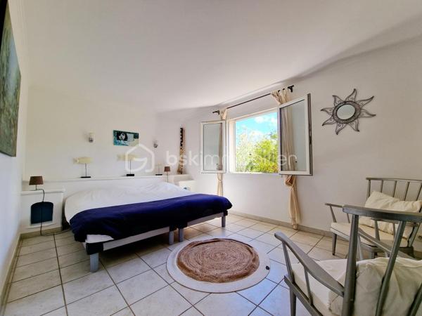 Narbonne - Quartier recherché Haut de Crabit - Élégante villa familiale de 9 pièces avec vaste terrain paysagé et piscine à débordement
Dans un environnement résidentiel prisé, à proximité immédiate du sentier de la Narbonnaise et à quelques minutes du centre-ville, découvrez cette superbe villa R+1 de 202 m² habitables, alliant confort, volumes généreux et prestations de qualité. Au rez-de-chaussée, un vaste espace de vie lumineux de plus de 60 m² accueille un salon-séjour avec cuisine ouverte aménagée et équipée, idéal pour recevoir. Trois chambres, un bureau, une salle de bain avec baignoire balnéo, un dressing et une buanderie complètent ce niveau.  À l’étage, une grande mezzanine ouvre sur une chambre supplémentaire de belle taille et une salle d’eau, offrant un espace parfait pour les invités ou un coin détente. En sous-sol, un garage de 63 m² communiquant permet le stationnement de plusieurs véhicules et un espace de rangement confortable. À l’extérieur, le terrain clos et paysagé de 2 556 m² abrite une superbe piscine à débordement au sel, deux terrasses dont une sous pergola, un coin potager clos, et de nombreux espaces arborés invitant à la détente.  La propriété bénéficie de deux entrées distinctes avec une capacité minimum de trois stationnements extérieurs.  Coté technique, chauffage/rafraîchissement au sol pour un confort optimal.  ( nourrice et pompe échangée en 2023 ) Assainissement individuel conforme, contribuant à une gestion économique de l’eau. Vide sanitaire sous toute l'habitation trappes de visites des combles aux deux niveaux. Fermeture volets électriques centralisée.  Une villa élégante, lumineuse et fonctionnelle, idéale pour une famille en quête d’espace et de sérénité, ou pour les amateurs de nature et de confort à proximité de toutes commodités. Un bien rare sur le secteur, à découvrir sans tarder.  Contactez-nous pour organiser une visite privée sur rendez vous uniquement.