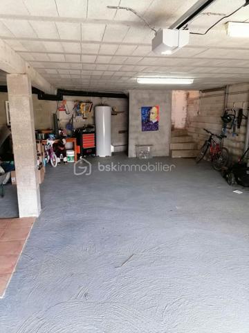 Narbonne - Quartier recherché Haut de Crabit - Élégante villa familiale de 9 pièces avec vaste terrain paysagé et piscine à débordement
Dans un environnement résidentiel prisé, à proximité immédiate du sentier de la Narbonnaise et à quelques minutes du centre-ville, découvrez cette superbe villa R+1 de 202 m² habitables, alliant confort, volumes généreux et prestations de qualité. Au rez-de-chaussée, un vaste espace de vie lumineux de plus de 60 m² accueille un salon-séjour avec cuisine ouverte aménagée et équipée, idéal pour recevoir. Trois chambres, un bureau, une salle de bain avec baignoire balnéo, un dressing et une buanderie complètent ce niveau.  À l’étage, une grande mezzanine ouvre sur une chambre supplémentaire de belle taille et une salle d’eau, offrant un espace parfait pour les invités ou un coin détente. En sous-sol, un garage de 63 m² communiquant permet le stationnement de plusieurs véhicules et un espace de rangement confortable. À l’extérieur, le terrain clos et paysagé de 2 556 m² abrite une superbe piscine à débordement au sel, deux terrasses dont une sous pergola, un coin potager clos, et de nombreux espaces arborés invitant à la détente.  La propriété bénéficie de deux entrées distinctes avec une capacité minimum de trois stationnements extérieurs.  Coté technique, chauffage/rafraîchissement au sol pour un confort optimal.  ( nourrice et pompe échangée en 2023 ) Assainissement individuel conforme, contribuant à une gestion économique de l’eau. Vide sanitaire sous toute l'habitation trappes de visites des combles aux deux niveaux. Fermeture volets électriques centralisée.  Une villa élégante, lumineuse et fonctionnelle, idéale pour une famille en quête d’espace et de sérénité, ou pour les amateurs de nature et de confort à proximité de toutes commodités. Un bien rare sur le secteur, à découvrir sans tarder.  Contactez-nous pour organiser une visite privée sur rendez vous uniquement.