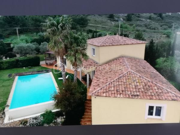 Narbonne - Quartier recherché Haut de Crabit - Élégante villa familiale de 9 pièces avec vaste terrain paysagé et piscine à débordement
Dans un environnement résidentiel prisé, à proximité immédiate du sentier de la Narbonnaise et à quelques minutes du centre-ville, découvrez cette superbe villa R+1 de 202 m² habitables, alliant confort, volumes généreux et prestations de qualité. Au rez-de-chaussée, un vaste espace de vie lumineux de plus de 60 m² accueille un salon-séjour avec cuisine ouverte aménagée et équipée, idéal pour recevoir. Trois chambres, un bureau, une salle de bain avec baignoire balnéo, un dressing et une buanderie complètent ce niveau.  À l’étage, une grande mezzanine ouvre sur une chambre supplémentaire de belle taille et une salle d’eau, offrant un espace parfait pour les invités ou un coin détente. En sous-sol, un garage de 63 m² communiquant permet le stationnement de plusieurs véhicules et un espace de rangement confortable. À l’extérieur, le terrain clos et paysagé de 2 556 m² abrite une superbe piscine à débordement au sel, deux terrasses dont une sous pergola, un coin potager clos, et de nombreux espaces arborés invitant à la détente.  La propriété bénéficie de deux entrées distinctes avec une capacité minimum de trois stationnements extérieurs.  Coté technique, chauffage/rafraîchissement au sol pour un confort optimal.  ( nourrice et pompe échangée en 2023 ) Assainissement individuel conforme, contribuant à une gestion économique de l’eau. Vide sanitaire sous toute l'habitation trappes de visites des combles aux deux niveaux. Fermeture volets électriques centralisée.  Une villa élégante, lumineuse et fonctionnelle, idéale pour une famille en quête d’espace et de sérénité, ou pour les amateurs de nature et de confort à proximité de toutes commodités. Un bien rare sur le secteur, à découvrir sans tarder.  Contactez-nous pour organiser une visite privée sur rendez vous uniquement.