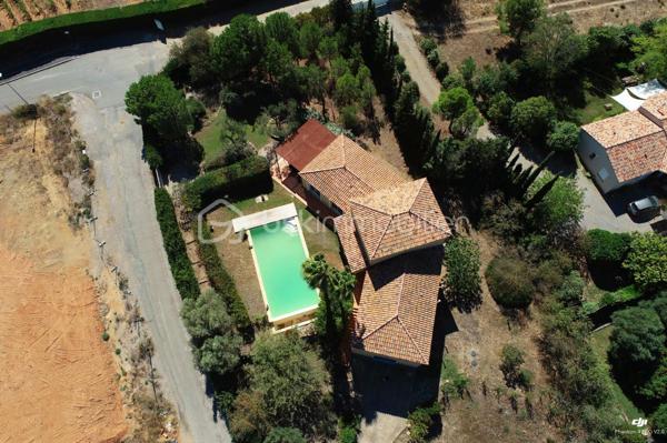 Narbonne - Quartier recherché Haut de Crabit - Élégante villa familiale de 9 pièces avec vaste terrain paysagé et piscine à débordement
Dans un environnement résidentiel prisé, à proximité immédiate du sentier de la Narbonnaise et à quelques minutes du centre-ville, découvrez cette superbe villa R+1 de 202 m² habitables, alliant confort, volumes généreux et prestations de qualité. Au rez-de-chaussée, un vaste espace de vie lumineux de plus de 60 m² accueille un salon-séjour avec cuisine ouverte aménagée et équipée, idéal pour recevoir. Trois chambres, un bureau, une salle de bain avec baignoire balnéo, un dressing et une buanderie complètent ce niveau.  À l’étage, une grande mezzanine ouvre sur une chambre supplémentaire de belle taille et une salle d’eau, offrant un espace parfait pour les invités ou un coin détente. En sous-sol, un garage de 63 m² communiquant permet le stationnement de plusieurs véhicules et un espace de rangement confortable. À l’extérieur, le terrain clos et paysagé de 2 556 m² abrite une superbe piscine à débordement au sel, deux terrasses dont une sous pergola, un coin potager clos, et de nombreux espaces arborés invitant à la détente.  La propriété bénéficie de deux entrées distinctes avec une capacité minimum de trois stationnements extérieurs.  Coté technique, chauffage/rafraîchissement au sol pour un confort optimal.  ( nourrice et pompe échangée en 2023 ) Assainissement individuel conforme, contribuant à une gestion économique de l’eau. Vide sanitaire sous toute l'habitation trappes de visites des combles aux deux niveaux. Fermeture volets électriques centralisée.  Une villa élégante, lumineuse et fonctionnelle, idéale pour une famille en quête d’espace et de sérénité, ou pour les amateurs de nature et de confort à proximité de toutes commodités. Un bien rare sur le secteur, à découvrir sans tarder.  Contactez-nous pour organiser une visite privée sur rendez vous uniquement.