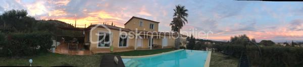 Narbonne - Quartier recherché Haut de Crabit - Élégante villa familiale de 9 pièces avec vaste terrain paysagé et piscine à débordement
Dans un environnement résidentiel prisé, à proximité immédiate du sentier de la Narbonnaise et à quelques minutes du centre-ville, découvrez cette superbe villa R+1 de 202 m² habitables, alliant confort, volumes généreux et prestations de qualité. Au rez-de-chaussée, un vaste espace de vie lumineux de plus de 60 m² accueille un salon-séjour avec cuisine ouverte aménagée et équipée, idéal pour recevoir. Trois chambres, un bureau, une salle de bain avec baignoire balnéo, un dressing et une buanderie complètent ce niveau.  À l’étage, une grande mezzanine ouvre sur une chambre supplémentaire de belle taille et une salle d’eau, offrant un espace parfait pour les invités ou un coin détente. En sous-sol, un garage de 63 m² communiquant permet le stationnement de plusieurs véhicules et un espace de rangement confortable. À l’extérieur, le terrain clos et paysagé de 2 556 m² abrite une superbe piscine à débordement au sel, deux terrasses dont une sous pergola, un coin potager clos, et de nombreux espaces arborés invitant à la détente.  La propriété bénéficie de deux entrées distinctes avec une capacité minimum de trois stationnements extérieurs.  Coté technique, chauffage/rafraîchissement au sol pour un confort optimal.  ( nourrice et pompe échangée en 2023 ) Assainissement individuel conforme, contribuant à une gestion économique de l’eau. Vide sanitaire sous toute l'habitation trappes de visites des combles aux deux niveaux. Fermeture volets électriques centralisée.  Une villa élégante, lumineuse et fonctionnelle, idéale pour une famille en quête d’espace et de sérénité, ou pour les amateurs de nature et de confort à proximité de toutes commodités. Un bien rare sur le secteur, à découvrir sans tarder.  Contactez-nous pour organiser une visite privée sur rendez vous uniquement.
