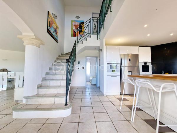 Narbonne - Quartier recherché Haut de Crabit - Élégante villa familiale de 9 pièces avec vaste terrain paysagé et piscine à débordement
Dans un environnement résidentiel prisé, à proximité immédiate du sentier de la Narbonnaise et à quelques minutes du centre-ville, découvrez cette superbe villa R+1 de 202 m² habitables, alliant confort, volumes généreux et prestations de qualité. Au rez-de-chaussée, un vaste espace de vie lumineux de plus de 60 m² accueille un salon-séjour avec cuisine ouverte aménagée et équipée, idéal pour recevoir. Trois chambres, un bureau, une salle de bain avec baignoire balnéo, un dressing et une buanderie complètent ce niveau.  À l’étage, une grande mezzanine ouvre sur une chambre supplémentaire de belle taille et une salle d’eau, offrant un espace parfait pour les invités ou un coin détente. En sous-sol, un garage de 63 m² communiquant permet le stationnement de plusieurs véhicules et un espace de rangement confortable. À l’extérieur, le terrain clos et paysagé de 2 556 m² abrite une superbe piscine à débordement au sel, deux terrasses dont une sous pergola, un coin potager clos, et de nombreux espaces arborés invitant à la détente.  La propriété bénéficie de deux entrées distinctes avec une capacité minimum de trois stationnements extérieurs.  Coté technique, chauffage/rafraîchissement au sol pour un confort optimal.  ( nourrice et pompe échangée en 2023 ) Assainissement individuel conforme, contribuant à une gestion économique de l’eau. Vide sanitaire sous toute l'habitation trappes de visites des combles aux deux niveaux. Fermeture volets électriques centralisée.  Une villa élégante, lumineuse et fonctionnelle, idéale pour une famille en quête d’espace et de sérénité, ou pour les amateurs de nature et de confort à proximité de toutes commodités. Un bien rare sur le secteur, à découvrir sans tarder.  Contactez-nous pour organiser une visite privée sur rendez vous uniquement.