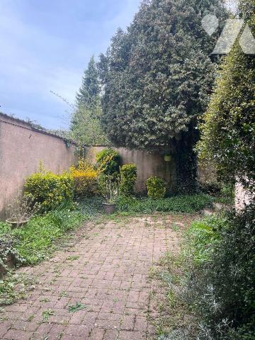  A VENDRE A BAILLEUL dans le Nord (59) : MAISON MITOYENNE EN PLEIN CENTRE VILLE AVEC VERANDA, T...