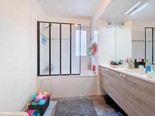 APPARTEMENT 2 CHAMBRES TERRASSE PLEIN SUD PARKING