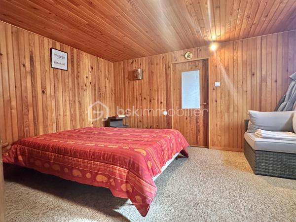 Sur la commune de Laroche-Saint-Cydroine, découvrez ce pavillon des années 70 sur sous-sol complet, parfaitement entretenu et ne nécessitant aucun travail.

Le rez-de-chaussée s'ouvre sur une entrée qui dessert un salon-séjour lumineux, une cuisine aménagée, ainsi que trois grandes chambres. Une salle d'eau équipée d'une douche à l'italienne et un WC indépendant complètent ce niveau.

Le sous-sol compartimenté dispose d'un garage, d'une cave et de deux pièces aménagées en lambris, dont une chambre supplémentaire.

À l'extérieur, vous profiterez d'une terrasse et d'un terrain aménagé avec un boulodrome.

Les plus sont une isolation du toit récente, un double vitrage récent ( 9 ans ) . l'Électricité refaite ( 4 ans ) .

Contactez-moi pour obtenir plus de renseignements ou planifier une visite.