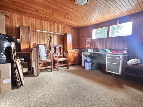 Sur la commune de Laroche-Saint-Cydroine, découvrez ce pavillon des années 70 sur sous-sol complet, parfaitement entretenu et ne nécessitant aucun travail.

Le rez-de-chaussée s'ouvre sur une entrée qui dessert un salon-séjour lumineux, une cuisine aménagée, ainsi que trois grandes chambres. Une salle d'eau équipée d'une douche à l'italienne et un WC indépendant complètent ce niveau.

Le sous-sol compartimenté dispose d'un garage, d'une cave et de deux pièces aménagées en lambris, dont une chambre supplémentaire.

À l'extérieur, vous profiterez d'une terrasse et d'un terrain aménagé avec un boulodrome.

Les plus sont une isolation du toit récente, un double vitrage récent ( 9 ans ) . l'Électricité refaite ( 4 ans ) .

Contactez-moi pour obtenir plus de renseignements ou planifier une visite.
