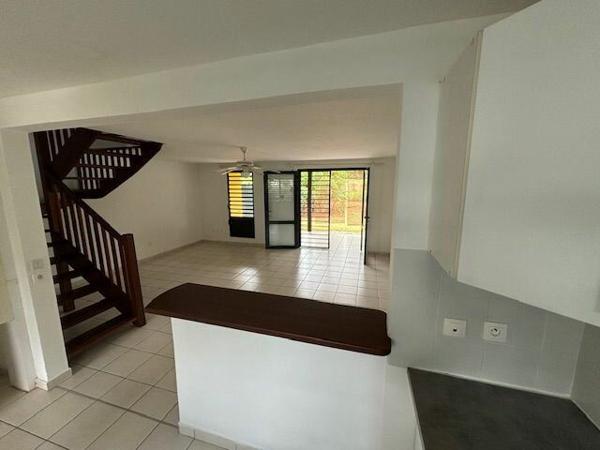 Maison à louer    4 pièces •  Remire-Montjoly