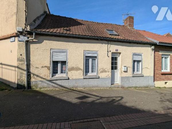 MAISON DE VILLE AVEC JARDIN - LOCATAIRE EN PLACE - comp : cave, au rdc : entrée sur salle séjou...