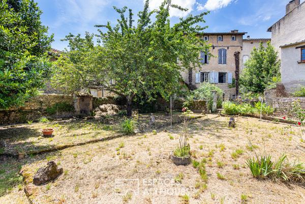 Ensemble immobilier au coeur d’un village médiéval