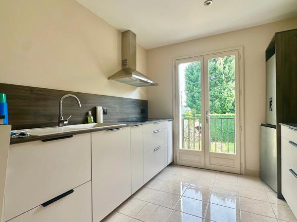 Maison à vendre 6 pièces - 3 chambres à Saumur,secteur Bagneux, vie de plein-pied avec véranda, sous-sol, jardin