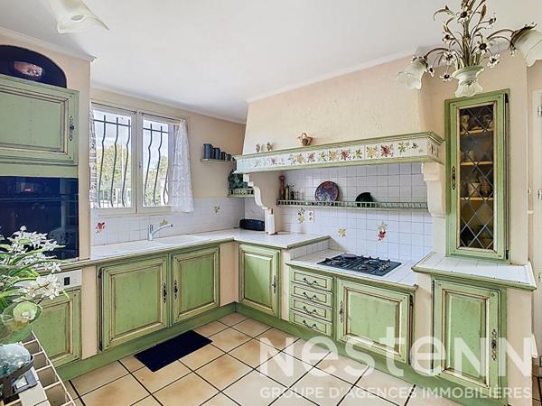 Nestenn Salon de Provence ? Maison T6 de 169 m² avec jardin et piscine