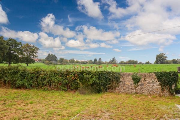 Maison entièrement rénovée sur deux niveaux indépendants de 129 m² - 6 pièces - 3 chambres sur terrain clos de 1744 m² - 87210 LE DORAT