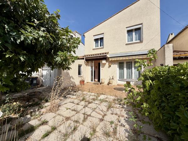 Maison traditionnelle sur deux niveaux avec garage et jardin