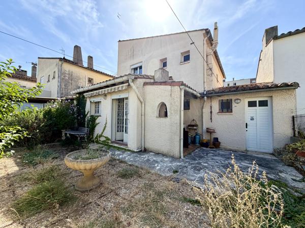 Maison traditionnelle sur deux niveaux avec garage et jardin