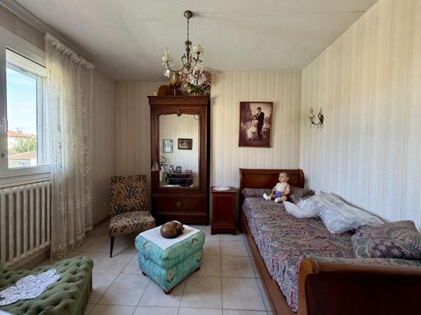 Maison traditionnelle sur deux niveaux avec garage et jardin
