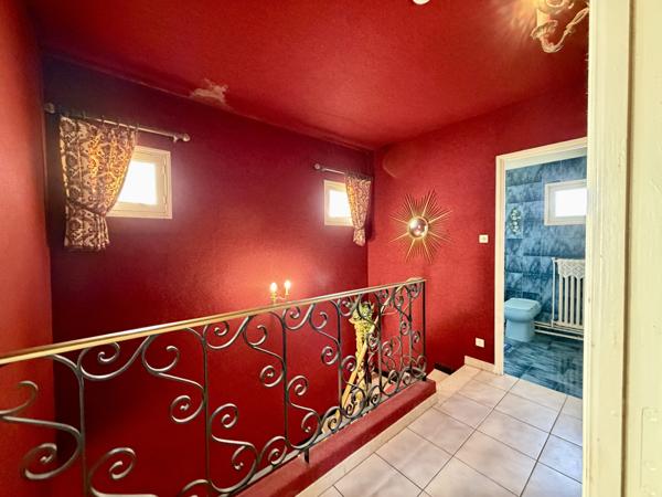 Maison traditionnelle sur deux niveaux avec garage et jardin