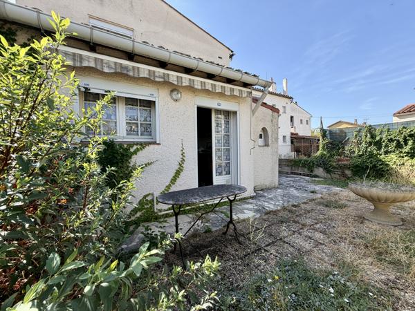 Maison traditionnelle sur deux niveaux avec garage et jardin