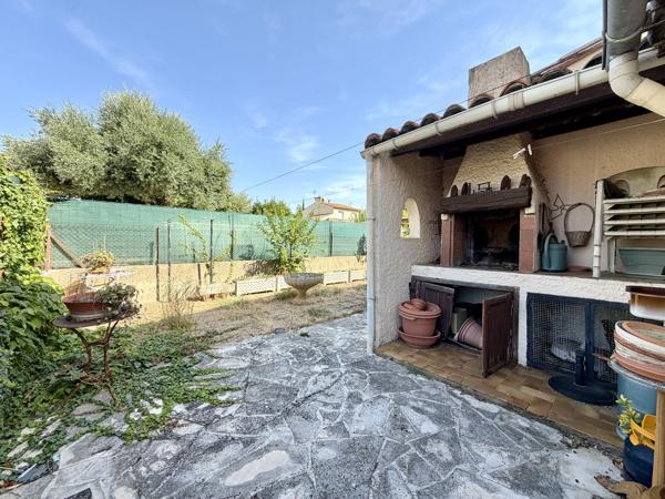 Maison traditionnelle sur deux niveaux avec garage et jardin