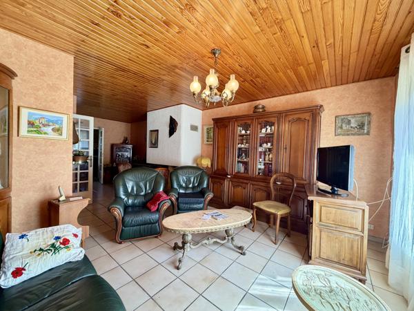 Maison traditionnelle sur deux niveaux avec garage et jardin