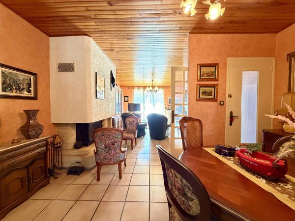 Maison traditionnelle sur deux niveaux avec garage et jardin