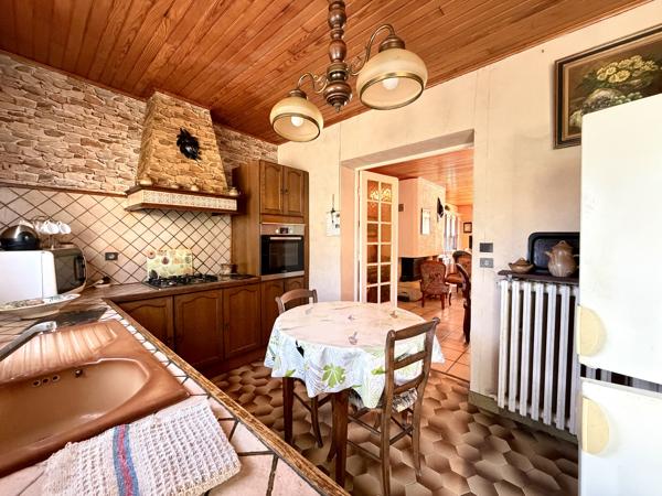 Maison traditionnelle sur deux niveaux avec garage et jardin