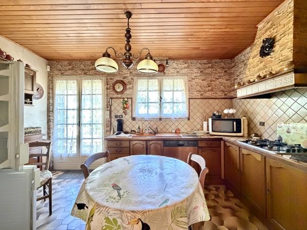 Maison traditionnelle sur deux niveaux avec garage et jardin