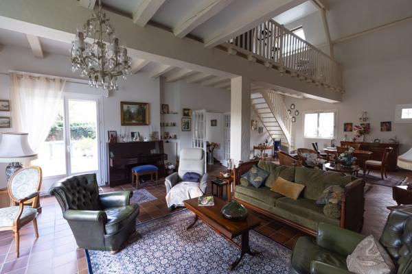 IMMACULEE BELLE PROPRIETE d'environ 200M2 + SOUS SOL COMPLET