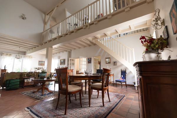 IMMACULEE BELLE PROPRIETE d'environ 200M2 + SOUS SOL COMPLET