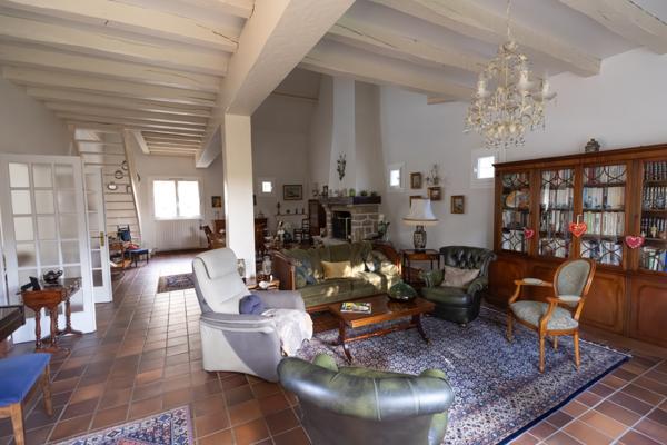 IMMACULEE BELLE PROPRIETE d'environ 200M2 + SOUS SOL COMPLET