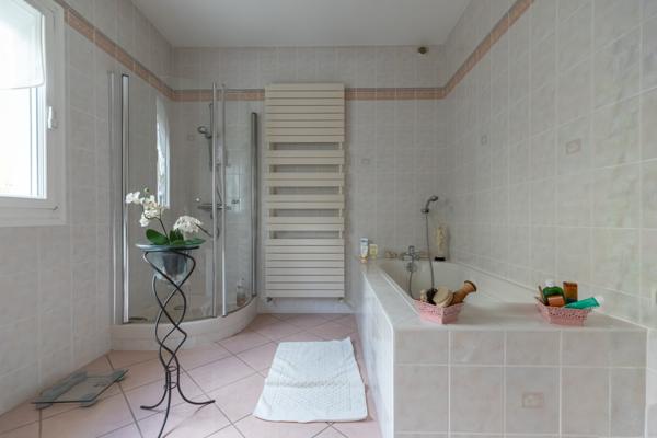 IMMACULEE BELLE PROPRIETE d'environ 200M2 + SOUS SOL COMPLET