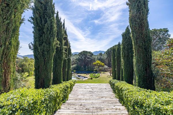 Domaine d’Exception à Plan-de-la-Tour – Propriété Unique sur 11 487 m² : 4 Villas, Parc Arboré, Piscines, Spa,