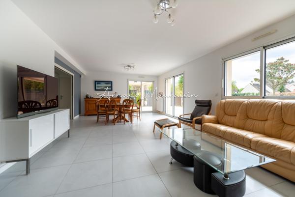 Maison récente lumineuse avec de beaux volumes