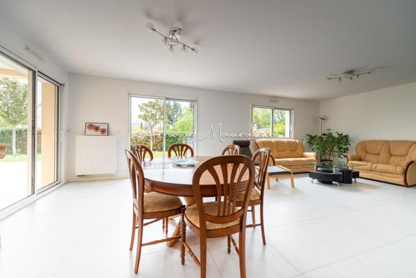 Maison récente lumineuse avec de beaux volumes