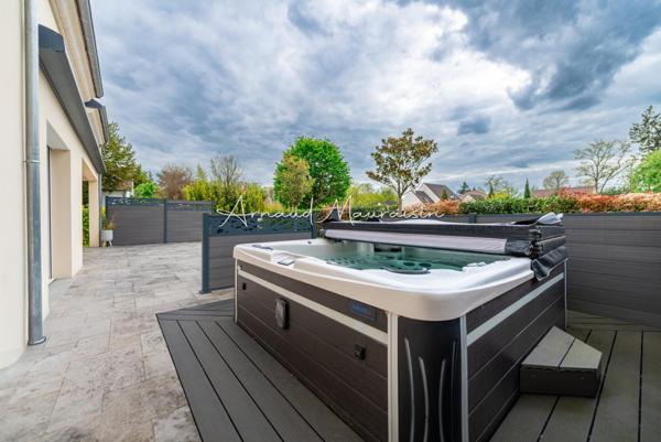 Maison récente lumineuse avec de beaux volumes