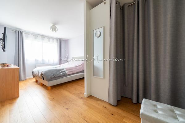 Maison récente lumineuse avec de beaux volumes