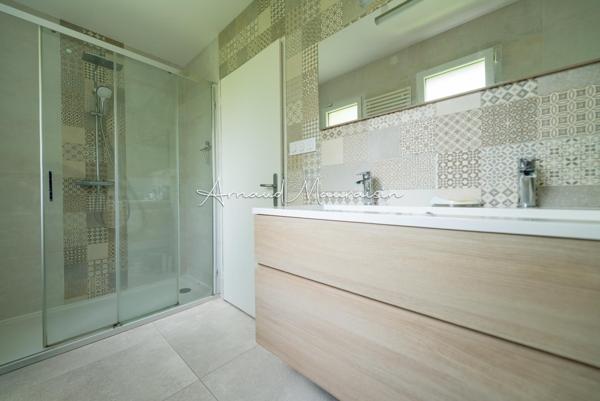 Maison récente lumineuse avec de beaux volumes