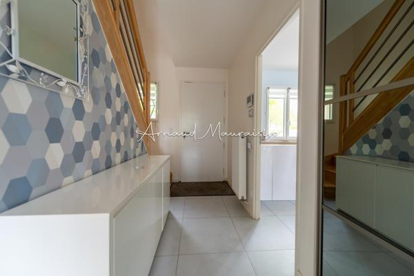 Maison récente lumineuse avec de beaux volumes