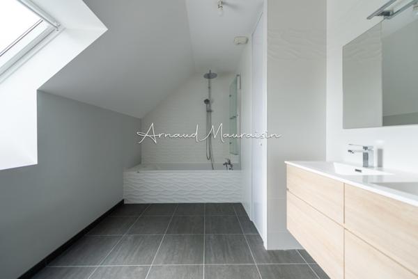 Maison récente lumineuse avec de beaux volumes