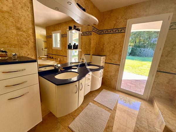 SAINTES - Belle propriété familiale de 186m² sur 2800m² de terrain arboré