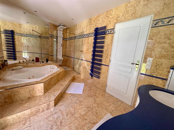 SAINTES - Belle propriété familiale de 186m² sur 2800m² de terrain arboré
