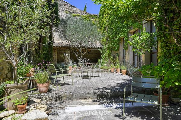 Maison de village au charme unique alliant caractère ancien et confort contemporain