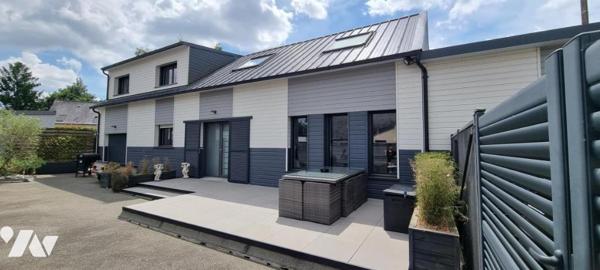 LA GUERCHE DE BGNE - Centre ville - Maison récente avec cour-garage