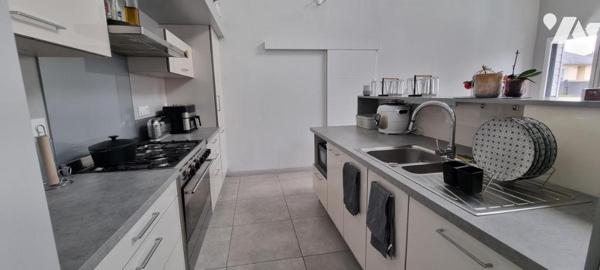 LA GUERCHE DE BGNE - Centre ville - Maison récente avec cour-garage