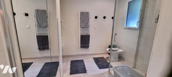 LA GUERCHE DE BGNE - Centre ville - Maison récente avec cour-garage